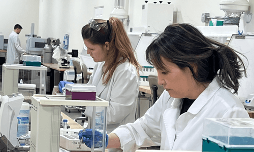 2 women working in a laboratory